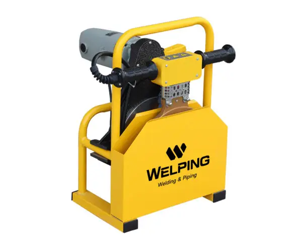 Gul plastsvets med märkningen "WELPING Welding & Piping" mot vit bakgrund, inkluderande svetsutrustning och verktyg.