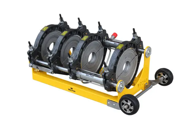 Plastsvetsar utrustning för svetsning av rör, inkluderar verktyg och svetsutrustning monterade på en bärbar vagn.