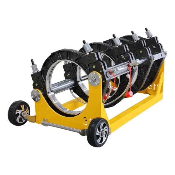 Plastsvetsutrustning med flera uppspända svetsar och hjul monterade på en gul stålställning.